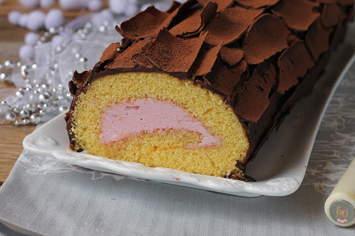 TRUNK WITH RASPBERRY CREAM WITH CRUST